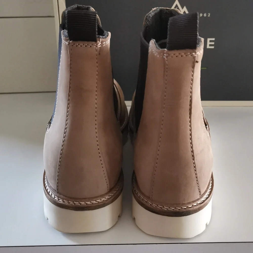 Blaze Chelsea Boot with Thick Sole and Elastic Panels Size: 9.5 Ivory - Picture 4 of 7